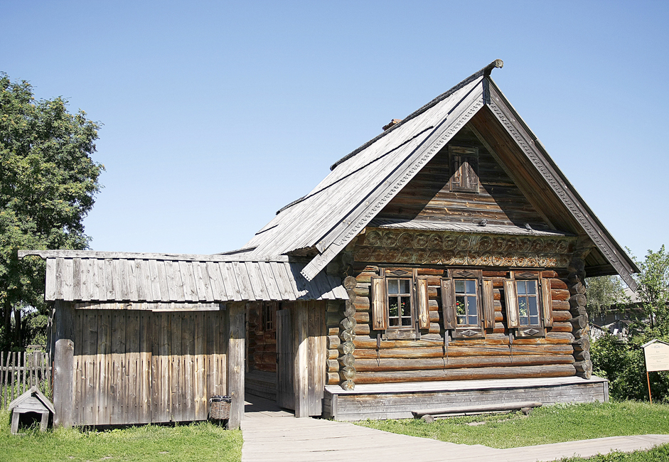 Докато сте в Музея на дървената архитектура, може да посетите традиционна руска изба и да научите повече за ежедневието на руските селяни през XIX век.