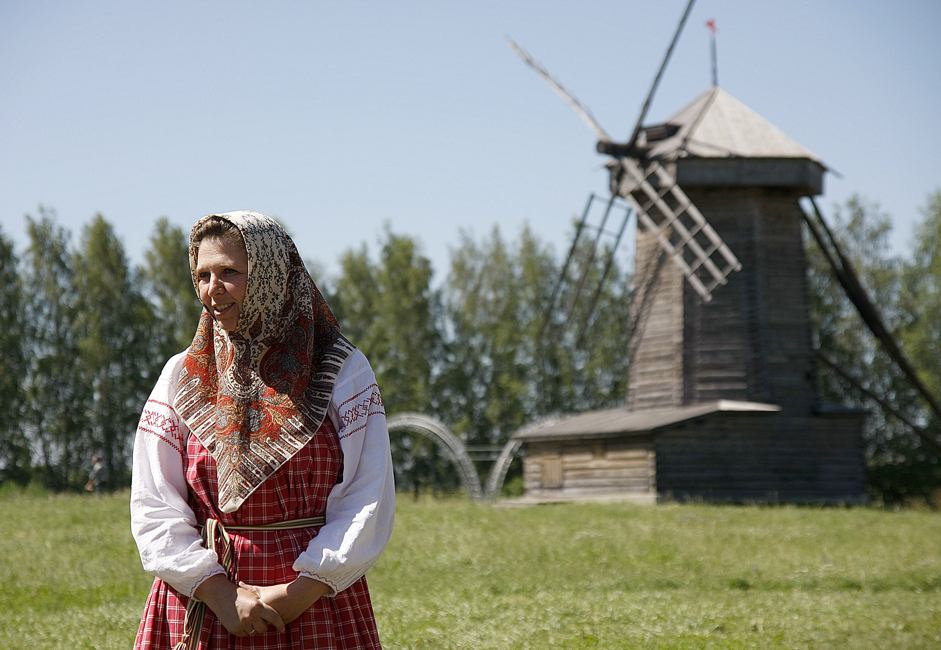 В музея има и автентични вятърни мелници от 1800-те години. Там ви се отваря възможност и да послушате руски фолклорни песни.