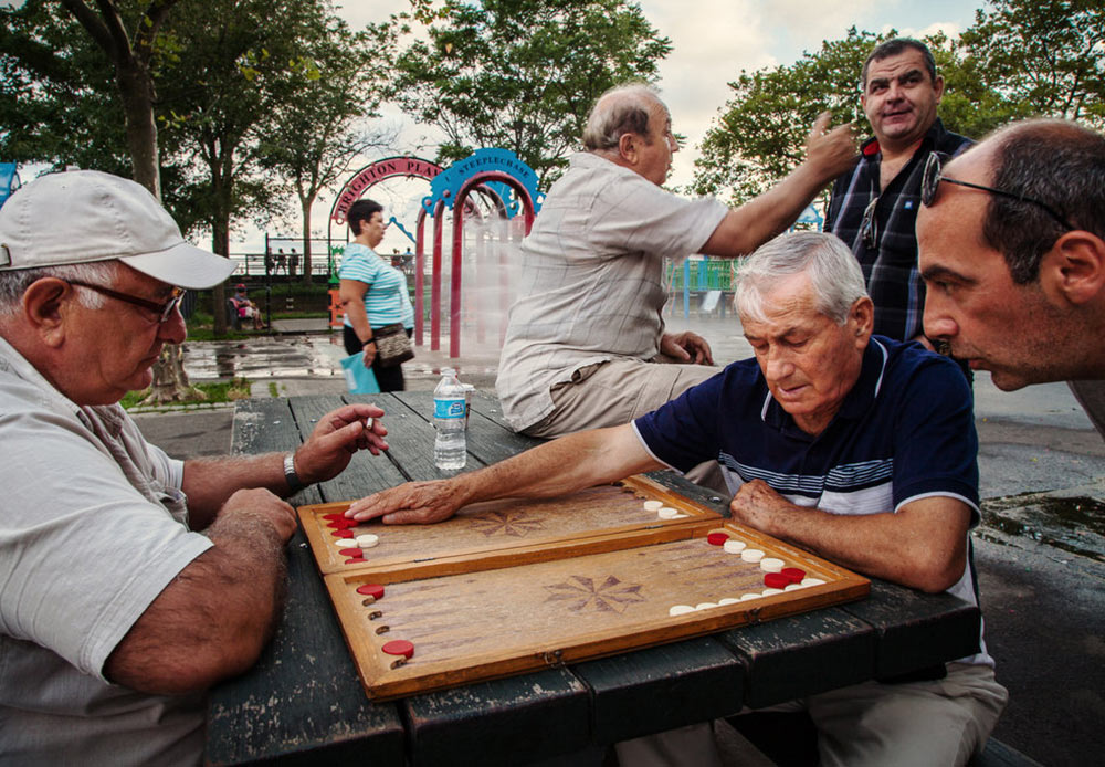 ウクライナ人の写真家ユリア・バザーはブライトン・ビーチで写真をとり、「リトル・オデッサ」というシリーズを発表した。 // 多くの男性の移民にとって、トランプ（賭博）遊びは習慣となっている。　ニューヨーク、ブライトン・ビーチ　2012年7月30日