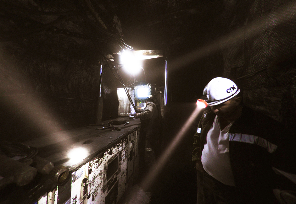 La Mine du 7 Novembre développe les gisements de charbon de Leninsk-Kouznetski. La plupart de ces gisements sont situés dans le périmètre administratif de la ville.