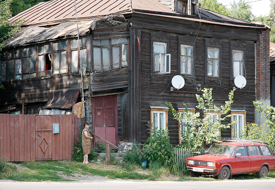 Iako su arhitektonski spomenici Vladimira dobro očuvani, većina njegovih građana žive u trošnim kućama koje datiraju još s kraja 19. stoljeća.