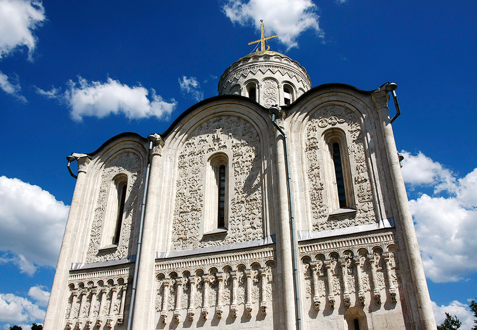 Dmitrievska katedrala spomenik je arhitekturi u bijelom kamenu koja je tipična za Vladimirsko-Suzdaljsku Rus predmongolskog doba. Izgradio ju je veliki knez Vsevolod zvan Veliko gnijezdo, a izgradnja je trajala od 1194. do 1197. godine. Katedrala je poznata po svojim rezbarijama u bijelom kamenu. Zidovi su ukrašeni s više od 600 reljefa svetaca, te mitskih i realnih životinja.