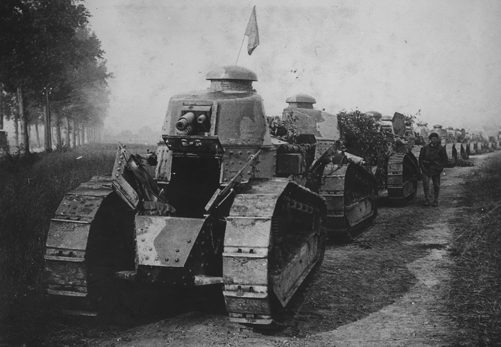 Régiment de tanks Renault FT-17 sur la ligne de front, France, 1917.