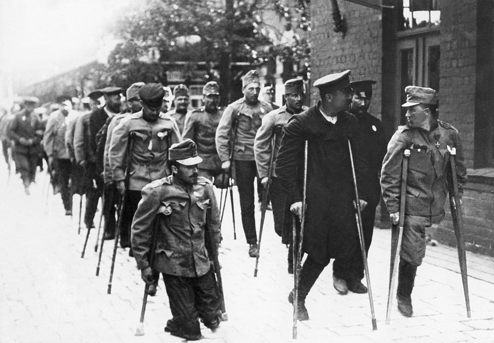 　ロシア帝国にとって、第一次世界大戦への参戦は、内戦へと発展し、ドイツと別に講和を結ぶことにより、敗戦国側に名を連ねることにつながった1917年の革命で完結に至った。  // ロシアおよびシベリアで身柄を拘束された捕虜と、障害を持つドイツ人およびオーストリア人元兵士の交換をスウェーデン赤十字が手配する。ハルスベリ駅、スウェーデン、1915～1918年