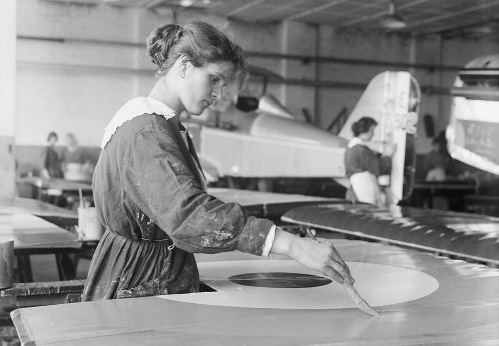 　ソ連時代、そしてつい最近まで、第一次世界大戦は忘れ去られた戦争のひとつで、公的に注目されることがほとんどなかった。 //  バーミンガムのオースティン自動車製造工場で SE5A 機の翼にラウンデルを注意深く描く戦時動員された女性労働者。1918年9月