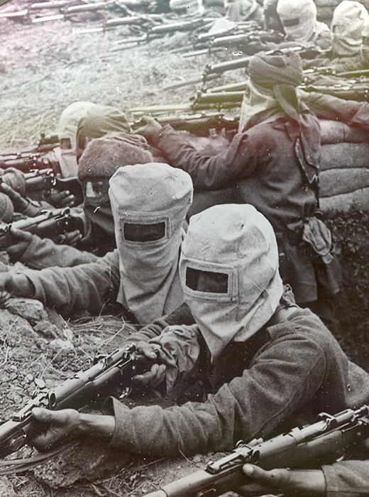 　高圧ガスマスクを配給された歩兵。ドイツ軍塹壕を攻略後、撤退する敵軍に対し銃撃している。