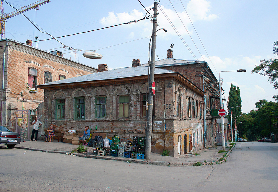 Today’s Rostov-on-Don is a modern, prosperous city, although it’s interesting to note that the city has preserved its historic architecture. In addition, 30 and 40 years ago, there were garbage collection points for glass dishware.