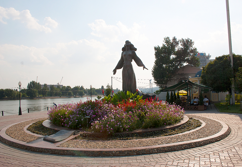 The river embankment in Rostov-on-Don is one of its residents’ favorite places for taking a stroll. Many summer cafes with a view of the Don River are situated here. A monument of a Rostov woman, the work of sculptor Anatoly Sknarin, is one of the main sights here. The monument was dedicated to all women of Rostov-on-Don.