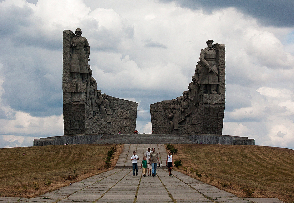 Not far from Rostov-on-Don, on the road to the Ukrainian city of Donetsk, is a monument dedicated to World War II. This monument is abandoned, one of many that was on especially bloody battlefields in the Soviet Union in the mid-20th century. Many of these monuments are far from populated areas and local authorities often lack the money necessary to maintain them. However, people driving by stop and lay flowers at these abandoned memorials. The picturesque nature of southern Russia and the fiery temperament of freedom-loving Cossacks made Rostov-on-Don and its surrounding areas extremely enticing. There inspired the novel “And Quiet Flows the Don” by Mikhail Sholokhov, the only writer from the era of Socialist Realism who received the Nobel Prize in 1965 (with official permission from Soviet authorities).