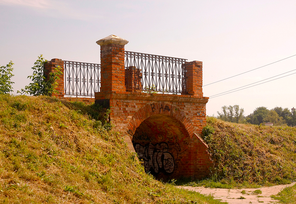 Am Ende des 19. Jahrhunderts wurde die Festungsmauer durch einen geschnitzten Holzzaun ersetzt. Eine kleine dekorative Brücke führt über den Wall. Sie ist heute noch begehbar.