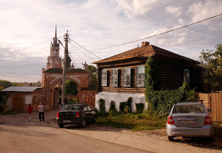 Za razliku od drugih starih ruskih gradova, Možajsk nema kružnu strukturu ulica; njegove ulice imaju mrežnu osnovu. Tako su obično građeni gradovi u Europi i Americi.