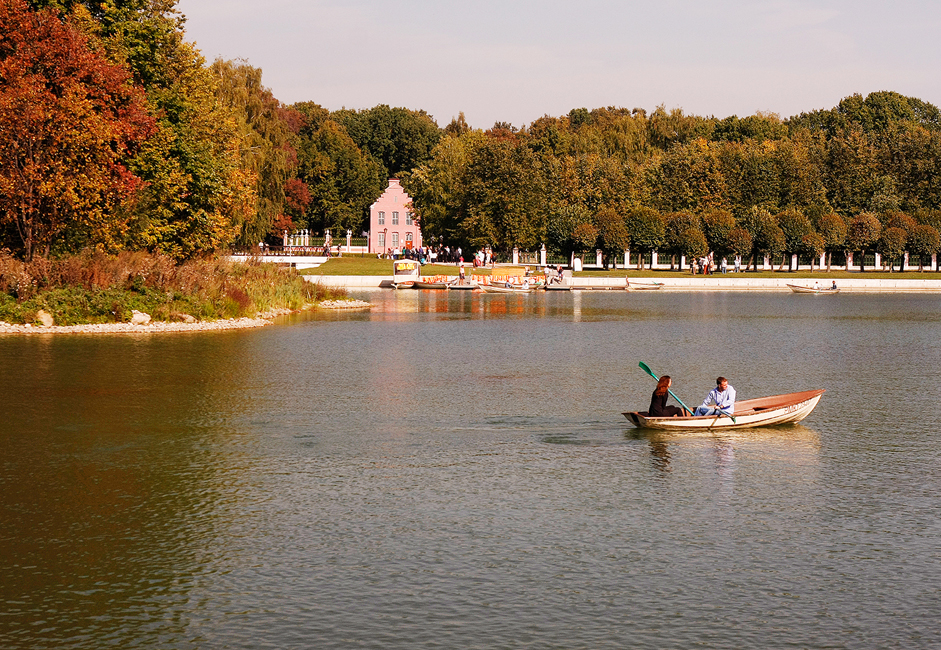 Pedaline se mogu unajmiti na Velikom ribnjaku do kasno u jesen. Nakon karte za ulazak u park (oko jedan euro), možete unajmiti čamac za oko 7.5 eura po satu.