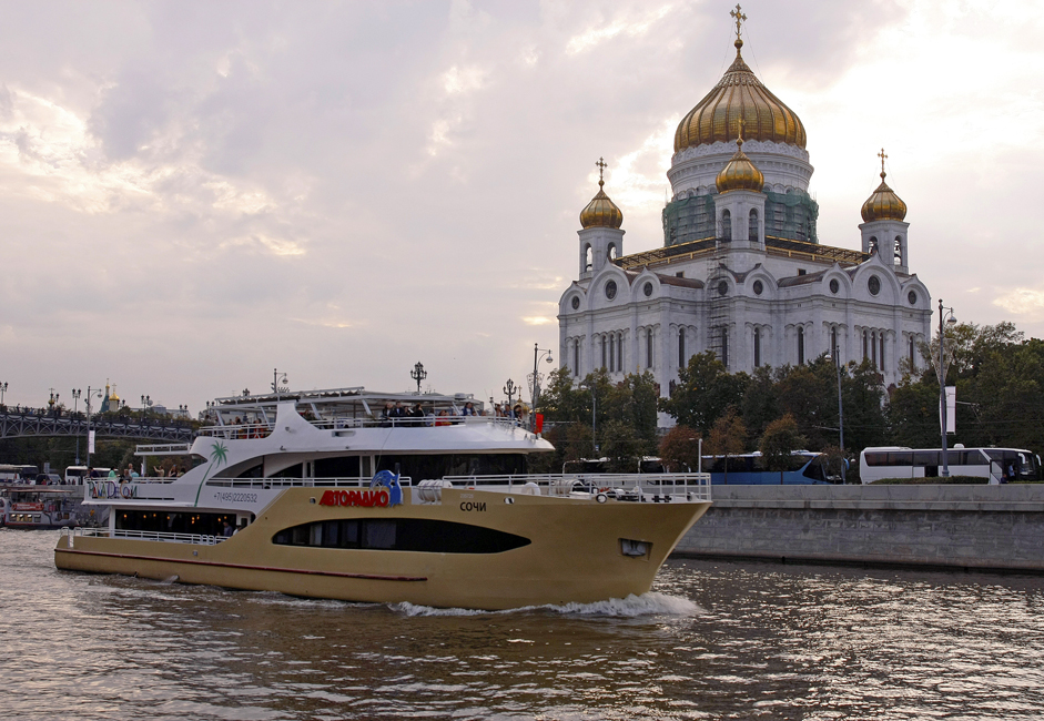 Sullo sfondo, la Cattedrale di Cristo Salvatore di Mosca