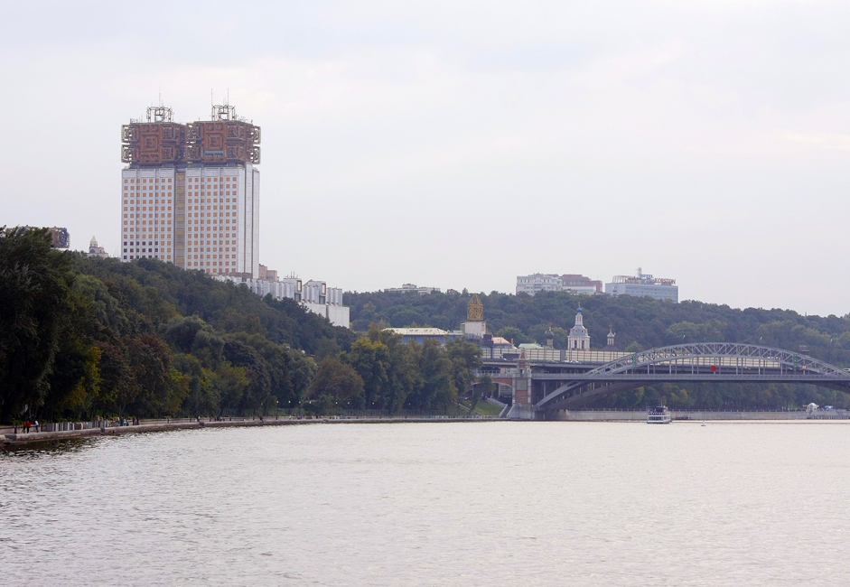 9/9. Поглед на Московски међународни пословни центар „Москва-сити“ (десно) и небодере у Мосфиљмовској улици (лево). Пловидба по реци Москви прави је ужитак. Поред бродова компаније „Московско речно пароходство“ реком саобраћају и пловила у власништву малих приватних предузећа. Многа од њих специјализована су за организовање свечаности попут венчања, рођендана и других прослава.