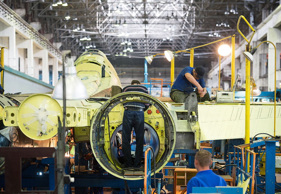 La construction de chaque appareil constitue un processus complexe qui doit être divisé en de nombreuses étapes. Chaque secteur de l'usine IAF d'Irkoutsk remplit sa part du travail au sein de la chaîne de production.