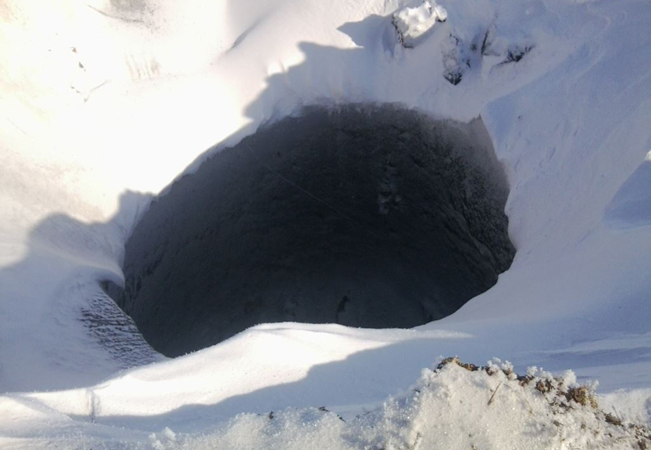 Osim u Rusiji, permafrost se nalazi i na sjevernim područjima Aljaske, Kanade, Europe, Azije, otoka na Sjevernom arktičkom oceanu i na Antarktiku. Može ga se naći čak i u planinskim područjima u Africi. Jedini kontinent na kojem mena permafrosta je Australija.