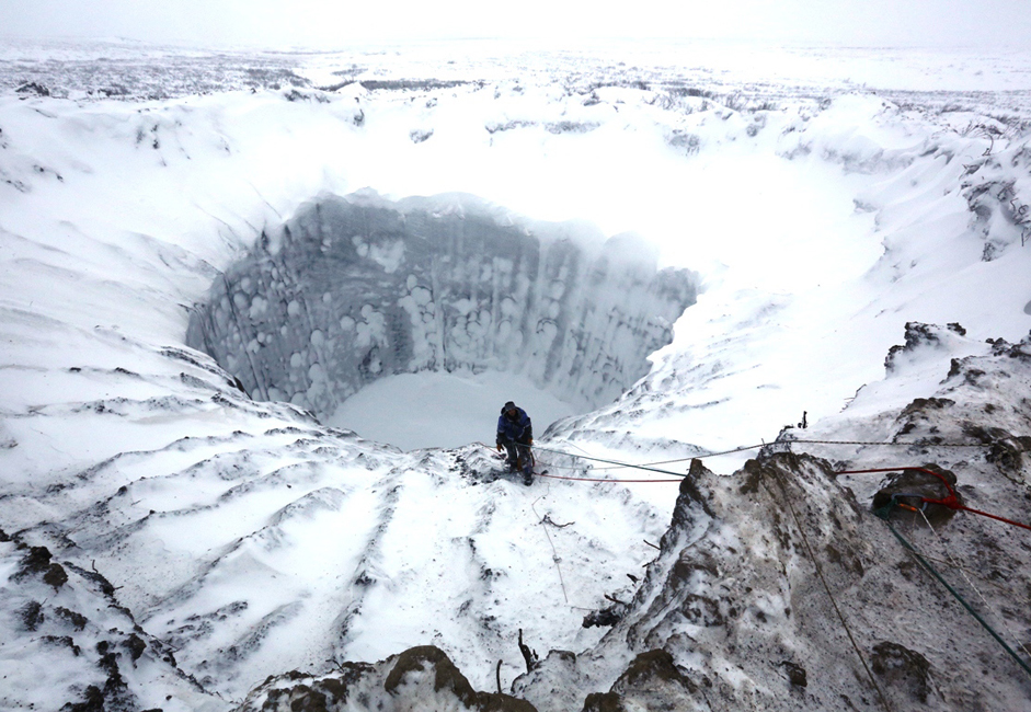 ボヴァネンコフスコエ・ガス田が近くにあるため、この穴はガス田開発により引き起こされた爆発であると考えられていたが、クレーターが出来た原因は人為的なものではないと科学者達は結論付けた。
