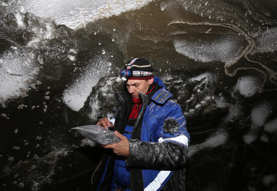 採取されたデータはもっと研究し、分析される必要がある。しかし、今の段階でも、このような穴ができるということは、永久凍土が本格的に劣化している証拠であると言うことができる。ロシア科学アカデミーの石油ガス研究所副長のヴァシリー・ボゴヤヴレンスキー教授によると、ヤマル半島のクレーターに似たものはカラ海を含む、北極海の海底で観測されたことがあるが、実用的なメリットがない為、研究はされていなかった。
