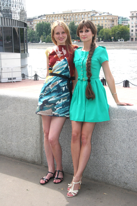 Kristina et Svetlana, 23 ans, infirmières. // « Porter des robes courtes et colorées est une façon d&#039;afficher notre féminité et notre bonne humeur. L&#039;été est aussi là pour ça: nous redonner le sourire ».