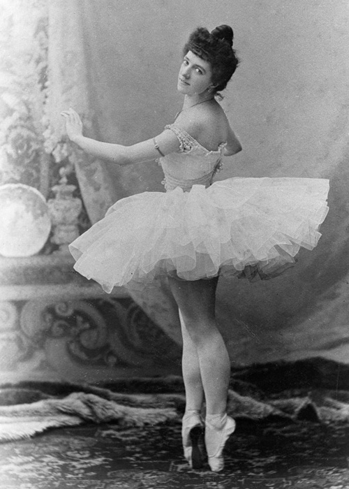 Vaganova je 1897. primljena u baletnu trupu Marijinskog kazališta. Njena „sumorna“  fizička pojava usporila joj je plesačku karijeru. Dugi je niz godina ostala plesačica u corps de balletu.  S vremenom je Vaganova naučila odvući pozornost sa svog sitnog tijela, zdepaste građe, velike glave i glomaznih, mišćavih nogu, na svoju tehniku.