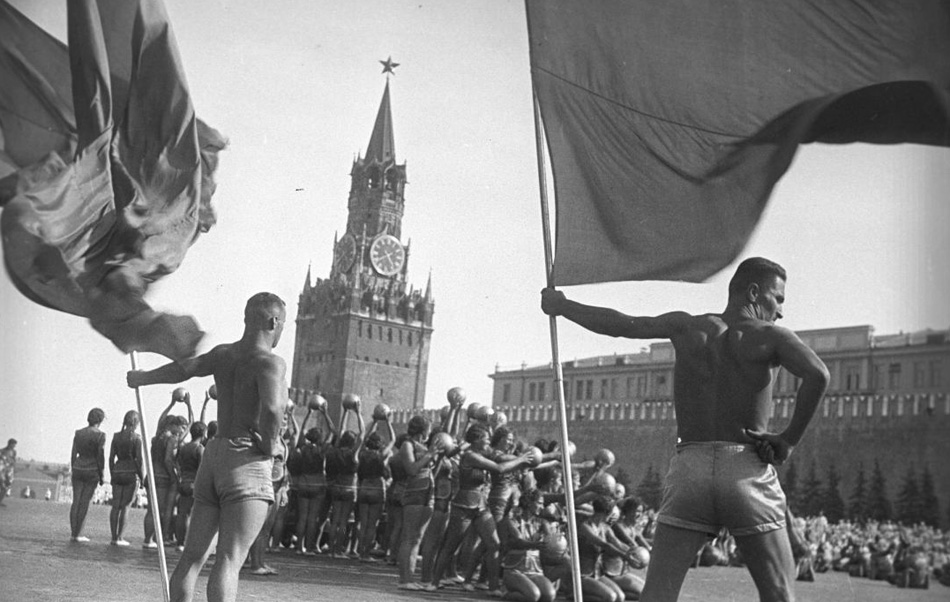 War really was on the horizon. During the Great Patriotic War he worked as a correspondent for Frontline Illustration. He photographed the Soviet Army’s exploits on different fronts. Many of his pictures became classics of frontline photo reportage and brought him worldwide recognition. // A physical education parade on Red Square, Moscow, 1939