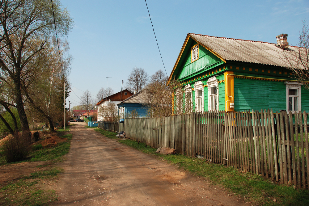 Sejak zaman dulu, penduduk Rusia yang tinggal di kota besar kerap pergi ke luar kota pada periode musim panas. Semua orang ingin lari dari kebisingan dan keramaian kota. Pilihan yang paling terjangkau adalah rumah peristirahaan yang berada di desa. Tradisi tersebut masih berlangsung hingga saat ini. Rumah peristirahatan atau vila yang mereka miliki mungkin hanya berupa bangunan yang sangat sederhana tanpa fasilitas apapun di atas lahan seluas 600 meter persegi, atau bisa juga berbentuk gedung megah dengan luas lebih dari 10 ribu meter persegi.