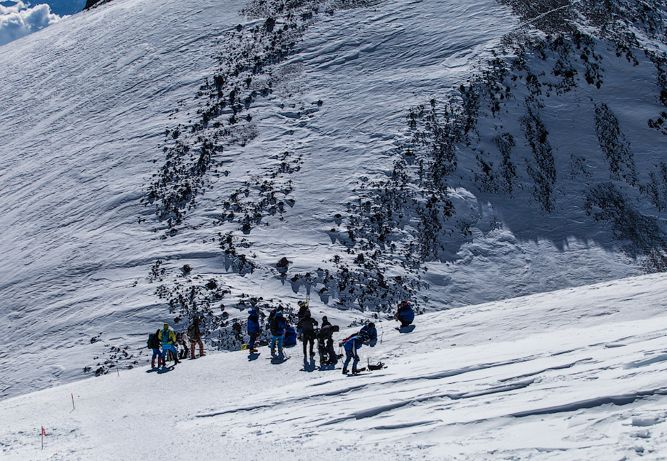 頂上までは5時間以上かかる。しかし、カフカース山脈には登山の対象となる山々や断崖が数多くある。