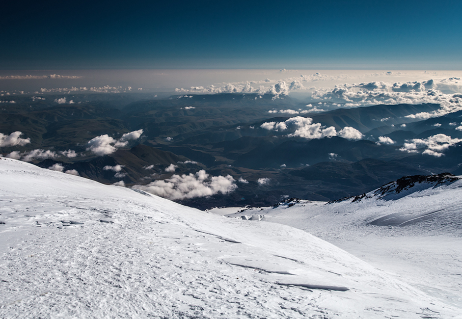 エルブルス山に到達するには、まずはナリチク（モスクワからは1,652 km）かミネラリヌイ・ヴォディ（モスクワから1,552 km）に向かう必要がある。両都市とも、プリールブルージーのリゾート地への乗り換え地となっている。ここまでは自動車、鉄道か飛行機で到達できる。