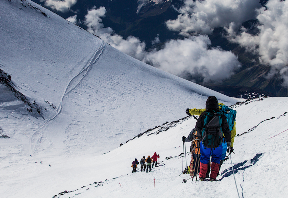 エルブルス山の登山は、標高3,850メートルに位置するガラ・バシのロープウェイ駅から始まる。