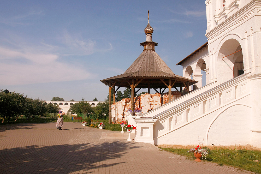 A bell tower was built near the Cathedral of the Assumption in 1495. But during the retreat of Soviet troops in WW2, it was blown up. Today atop its ruins stands the Church of the Icons of the Mother of God.