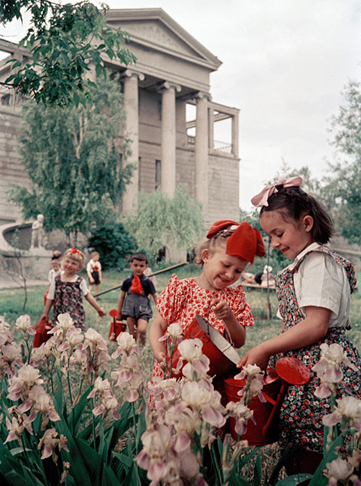 In 1931, he headed the Russian Association of Proletarian Photographers, which affirmed the importance of displaying reality in photographs.