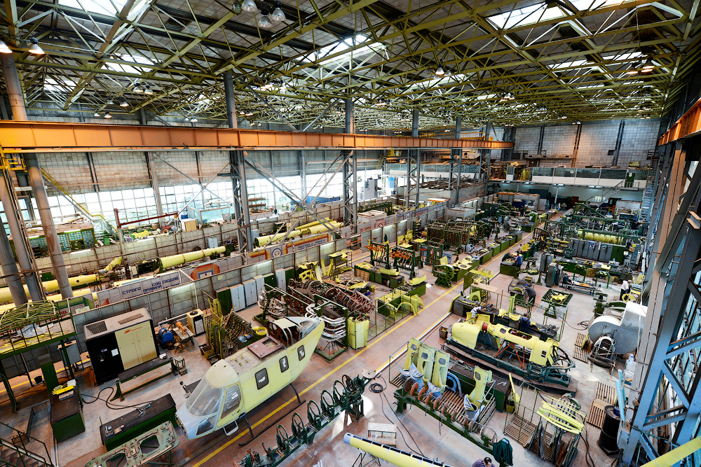 Во фабриката оддалечена 800 километри од Москва, 7000 работници произведуваат најмногу хеликоптери во историјата на воздухопловството. Прозводствениот процес во Казанската фабрика се развива од нула. 