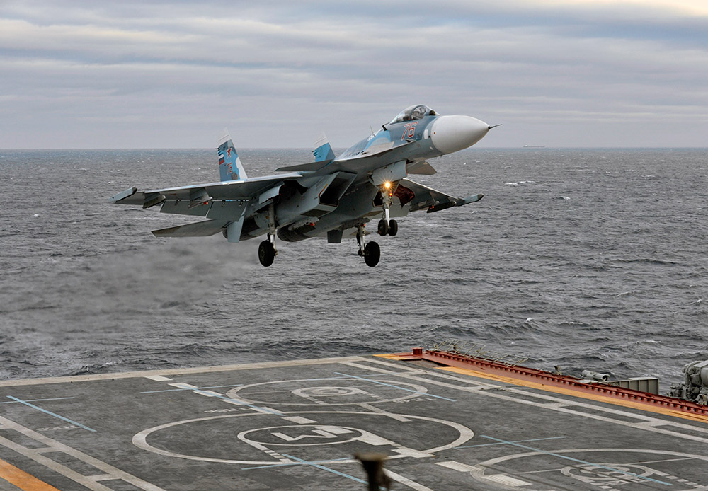 Piloti mornaričke avijacije moraju biti vrlo uvježbani. Uzlijetanje i slijetanje na palubu nosača aviona i prikvačivanje za prihvatnu sajlu pri prizemljenju ne mogu svladati svi letači. Su-33 je primarni model palubnog aviona u Ruskoj ratnoj mornarici, a stacioniran je na jedinom ruskom nosaču zrakoplova Admiral Kuznjecov.