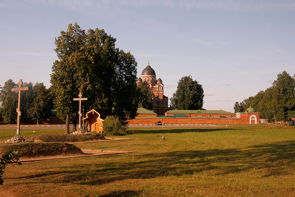 Beyond the walls of the convent lies a cemetery for those who fell during the Battle of Borodino. Thus, this sacred place, founded in memory of one of the heroes of that war, has become a monument to all those who died out there on the battlefield.
