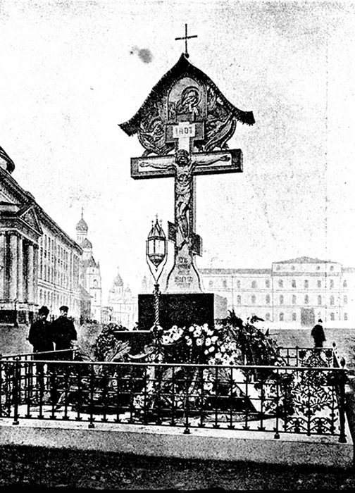 Ein von Wasnezow entworfenes Denkmal wurde 1908 auf dem Gelände der Ermordung des Großfürsten Sergei Alexandrowitsch Romanow durch den Sozialrevolutionär Iwan Kaliajew in Jahr 1905 nahe des Nikolski-Tors aufgestellt. Es wurde am 1. Mai 1918 auf Befehl Lenins zerstört, der dessen Beseitigung persönlich beiwohnte. Das Denkmal wurde 1998 im Moskauer Nowospasski-Kloster wiedererrichtet.