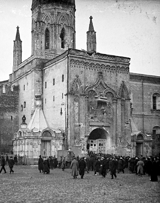 ニコリスカヤ塔の後ろには聖ニコライ礼拝堂があった。塔の右側にはアレクサンドル・ネフスキー礼拝堂があった。この二つの礼拝堂は1821年に、ナポレオンとの戦争（1812年ロシア戦役のボロジノの戦いから1814年フランス戦役でパリ入城まで）の記念に建てられた。1929年、スパスキエ門の礼拝堂が取り壊されたのと同時に、これらの礼拝堂も取り壊された。