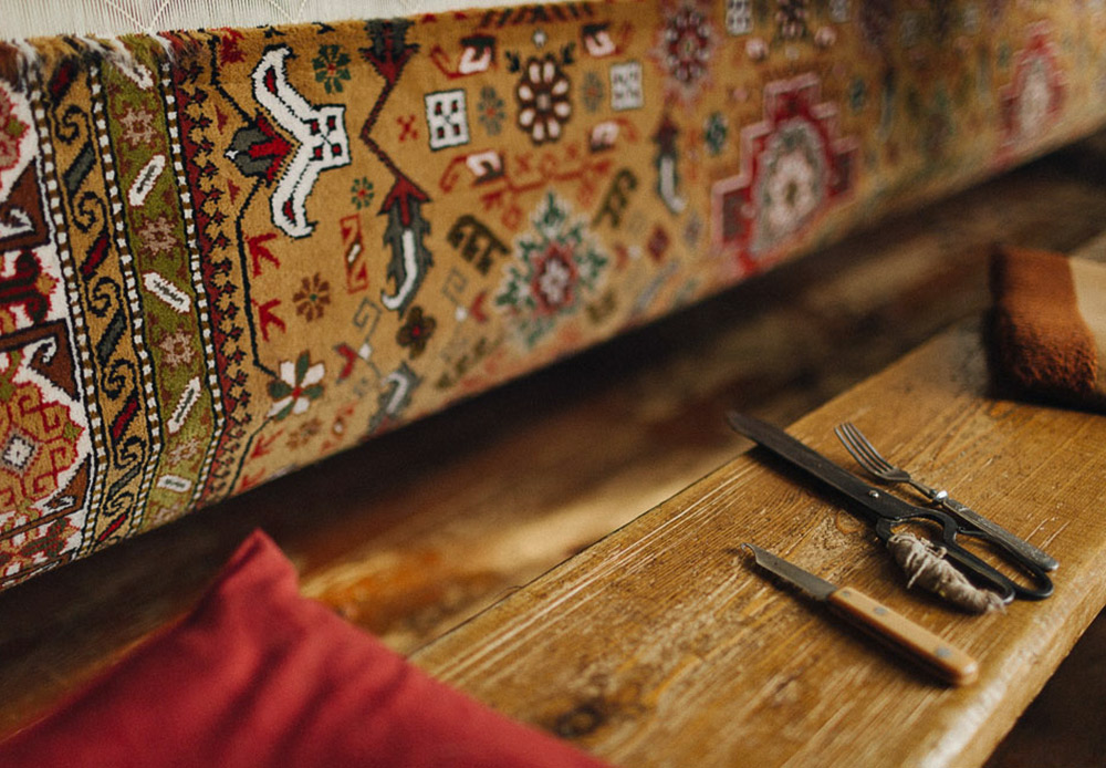 最近では、絨毯はどんなダゲスタン人の家でも必需品となっている。貧しい家庭には糸くずの出ない「うるし」絨毯が床に敷かれた。より裕福な家庭はずっしりと重い絨毯を重ねて床を覆った。