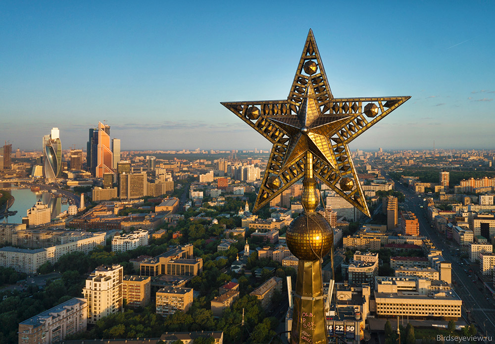 Pouquíssimas pessoas na Rússia já tiveram a oportunidade de observar de perto o topo e as estrelas de cinco metros de altura das Sete Irmãs, os famosos arranha-céus stalinistas em Moscou. / Edifício na Praça Kudrinskaia (altura: 156 metros)
