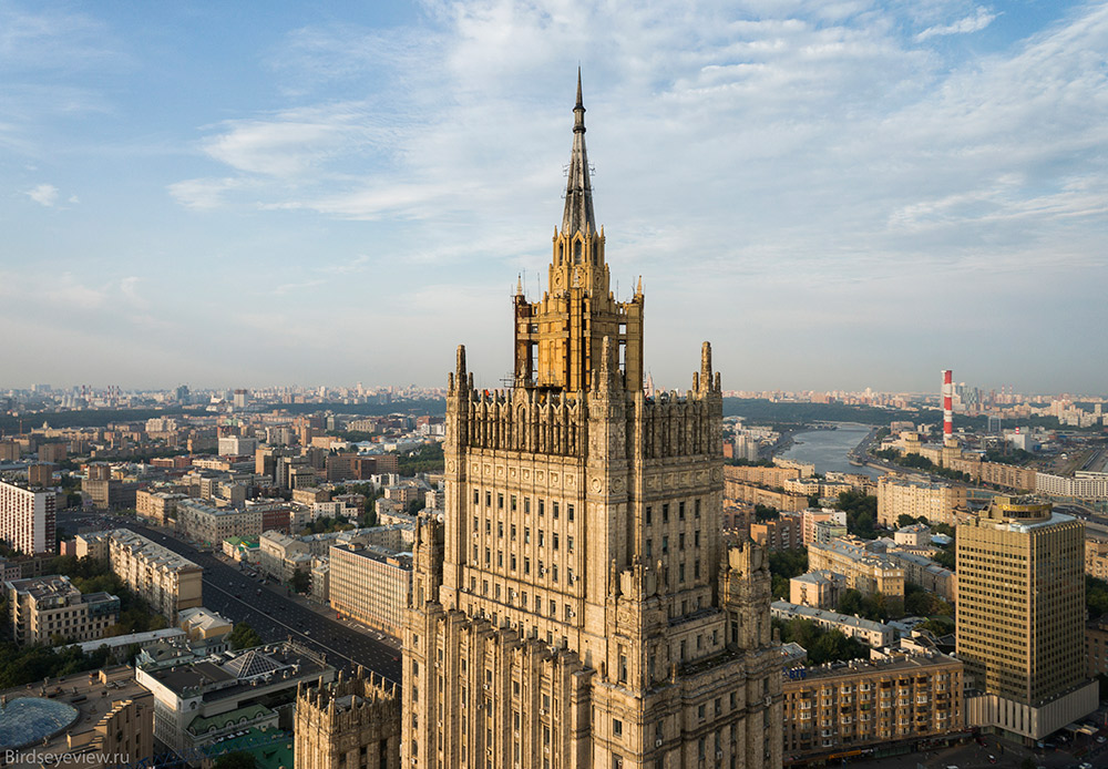 同じスタイルの高層建築がもう2棟計画されたが、これらが建造されることはなかった。ザリャディエの管理棟ビルとソビエト宮殿である。/ スモレンスカヤ－センナヤ広場に面する外務省ビル。高さ：172メートル