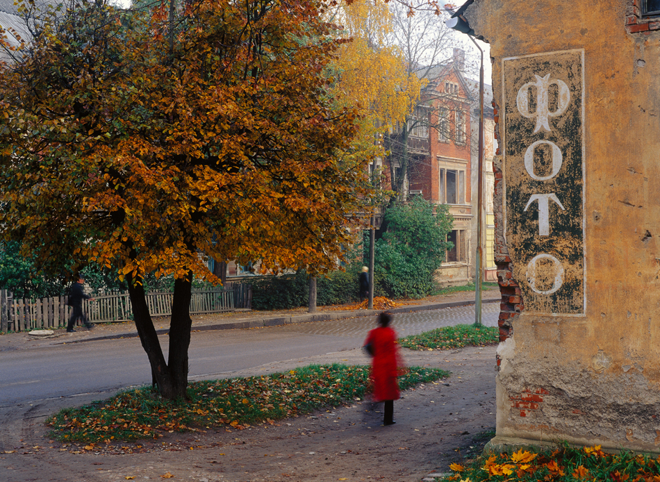 Избледняла реклама на фотостудио, Гусев (бивш Гумбинен). / Много къщи от периода преди войната в местните градове били преотстъпени за жилища на новите руски преселници, пристигнали след 1945 година.