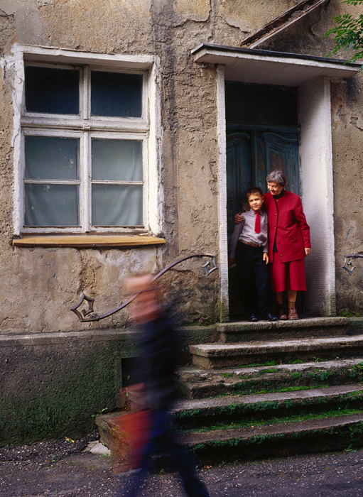 Une grand-mère et son petit-fils, Goussev (anciennement Gumbinnen). // Le 4 juillet 1946, à la mort du fonctionnaire du Parti Mikhaïl Kalinine, la ville a été rebaptisée Kaliningrad en son honneur, bien qu'elle n'ait aucun lien direct avec lui. Les villes historiques allemandes de la région ont reçu de nouveaux noms soviétiques.