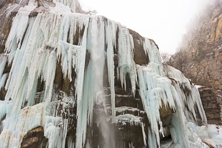 The Chegem Waterfalls are also located in Kabardino-Balkaria, on the Chegem River’s right bank. Falling off the cliffs and emerging from numerous fissures, the water cascades from 50-60 meters off the ground into the raging Chegem, forming many rainbows in the process. In the winter, the waterfalls partially freeze over, transforming into icy pillars reminiscent of organ pipes.