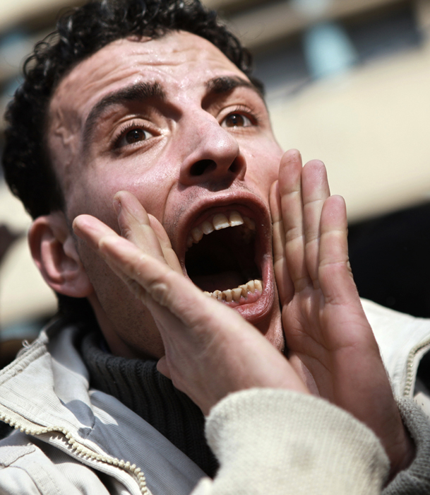 Protestnik na demonstracijah proti predsedniku Hosniju Mubaraku kriči pred televizijsko zgradbo v Kairu, 2011.