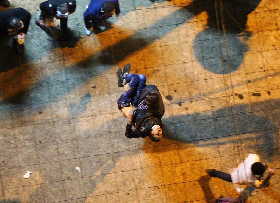 反対運動家と警察の間で夜に発生した衝突により負傷した人々。カイロのタフリル広場には何千人もの人々が結集し、閣僚と軍事評議会の辞任を要求した。 2011年