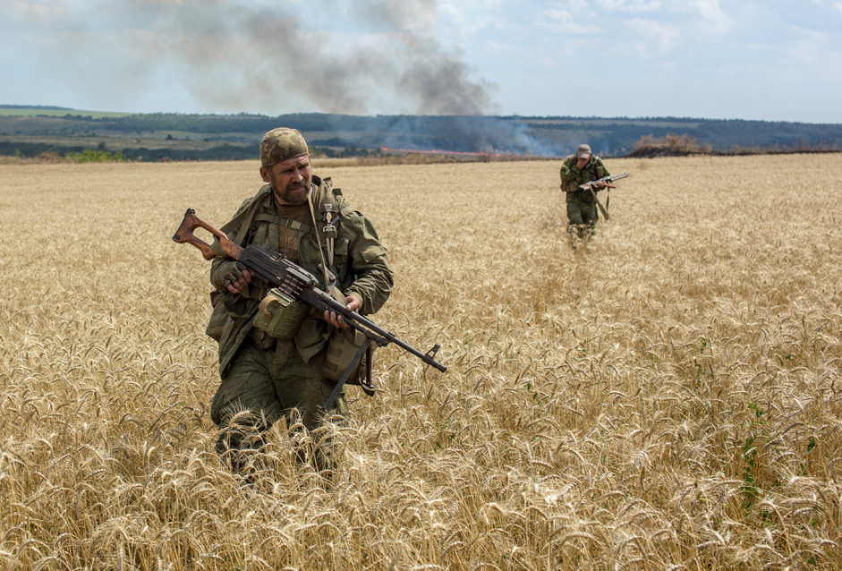 Vojaški borci med spopadi za nadzor nad obmejnim krajem Koževnija v bližini mesta Snežnoje, Ukrajina, 2014.