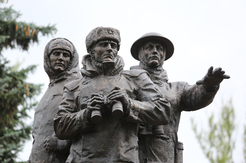 The memorial is a dramatic set of three sculptures: Russian, British and American sailors standing on the stem of a warship, symbolising the allied coalition of the three great nations in the years of their joint struggle against fascism.