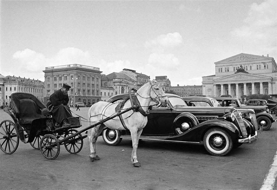 The prominent communists Rykov, Bukharin (Shaikhet photographed him very often), Zinoviev, Kamenev, Radeka and Tukhachevsky all disappeared from the political scene. As such, images of them also had to disappear. // Carriage and car. Taxi rank at the Bolshoi Theatre. Moscow, 1935