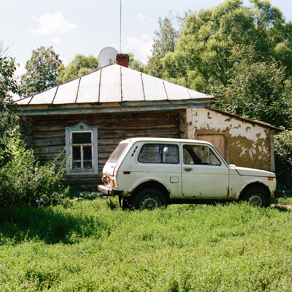 През 1990-те много компании в Пенза са закрити; някои се превръщат в търговски центрове, тъй като тогава, в зората на капитализма, това изглежда като единствената опция. Сега тези центрове са навсякъде, пазарът е преситен. В същото време постоянно изникват нови и нови, а продавачите се чудят защо няма клиенти.