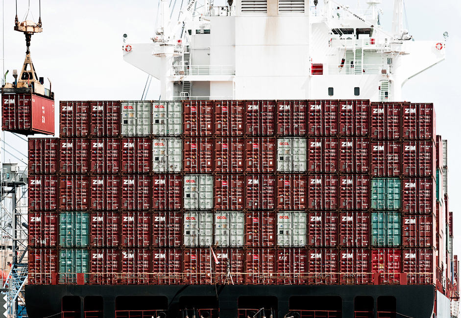 V luko prihajajo velike čezoceanske kontejnerske ladje. Včasih sem na primer pride kontejnerska ladja z dolžino 286 metrov danskega podjetja Maersk, ki tovori skoraj 60 000 ton blaga.