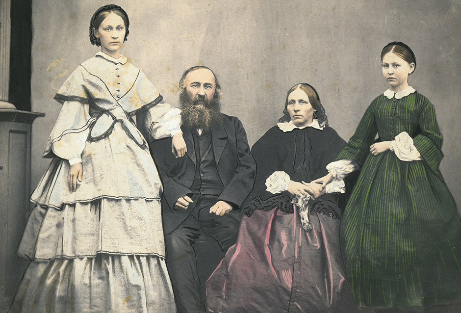 カラー写真がロシアで普及したのは、ヨーロッパと同じように1860年代であった。当時のカメラマンやカメラマンと共に作業するアーティストは、印刷した白黒写真に直接油性絵の具や水彩絵の具で色付け、カラー写真を作った。 // アレクセイ・ニコラエヴィッチ・チュッチェフ、その妻のアンナ・ヨシフォヴナ、そして娘達のアンナ・アレクセーエヴナとマリア・アレクセーエヴナの肖像写真、1864年。